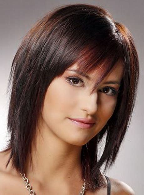 The contrast in length from the top to the bottom can produce a very dramatic result. Medium length razor haircuts