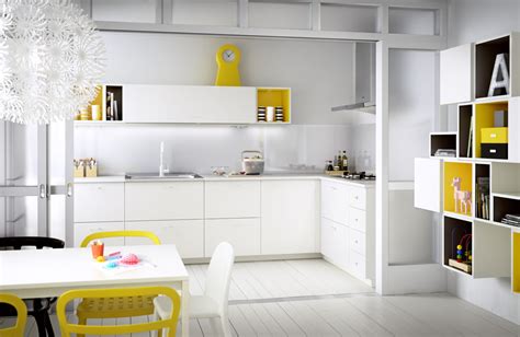 Veddinge, cuisine blanche et jaune d'IKEA