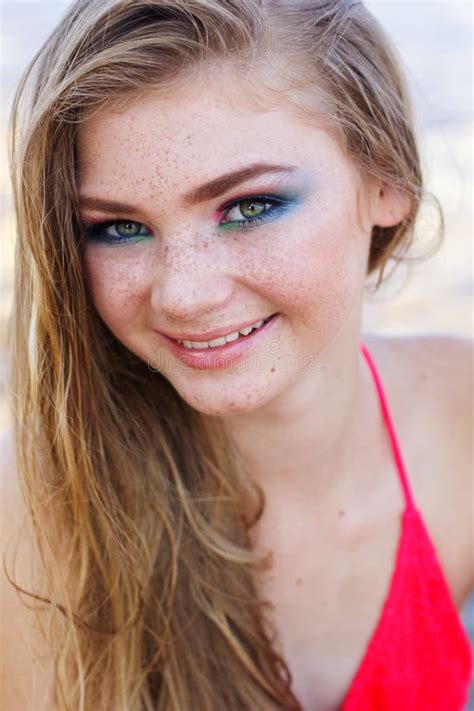 Muchacha Adolescente Hermosa Con Las Pecas Sobre Su Cara Foto De