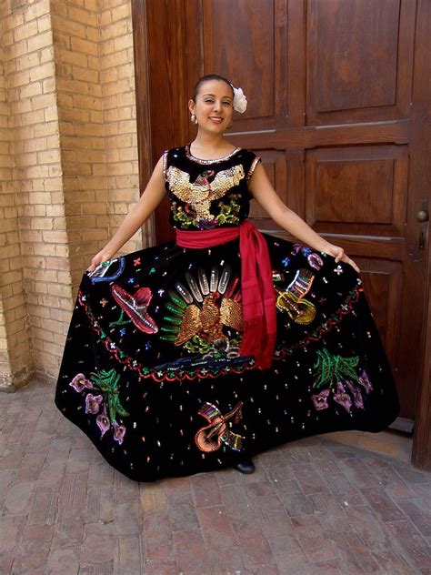Jalisco De Noche Vestidos Tipicos De Mexico Vestidos Tipicos Mexicanos Trajes Tipicos De Mexico