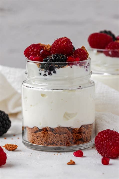 Lichte cheesecake in een glaasje met fruit en speculoos