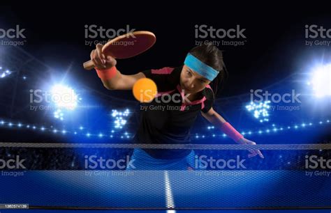 Potret Wanita Bermain Ping Pong Foto Stok Unduh Gambar Sekarang