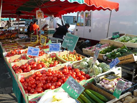 Dans l'expression soignée, préférer, en fonction de la situation et. Marché
