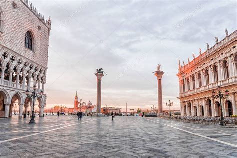 Ratings, reviews and photos from the local customers and articles about italian garden. San Marco-Platz in Venedig, Italien — Stockfoto © deb-37 ...