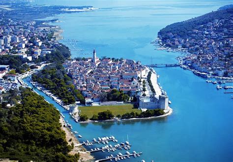 Der historische stadtkern wird von einer stadtmauer umgeben, die sie zu fuß erkunden können. Viacheckin | Trogir und seine Altstadt
