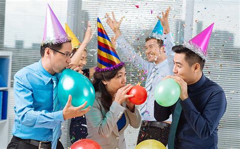 Creative Ways To Celebrate Your Office Colleagues Birthday With Balloons