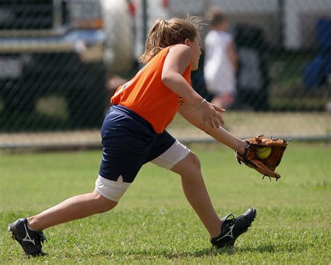 How Do You Tell if a Glove is Right-Handed or Left-Handed? | Softball Ace