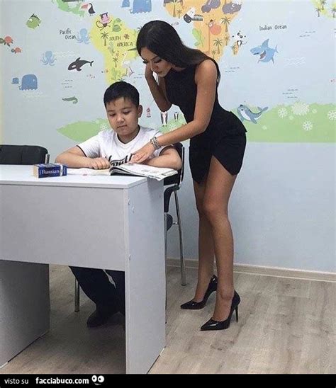Maestra Super Sexy Aiuta Bambino A Scuola