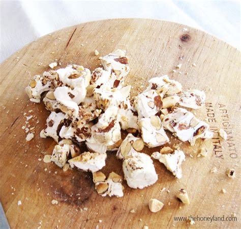 La ricetta del semifreddo al torrone è un dolce semplice e veloce e rientra sicuramente tra i semifreddi veloci. Semifreddo al torrone sardo alle mandorle e crema al miele ...