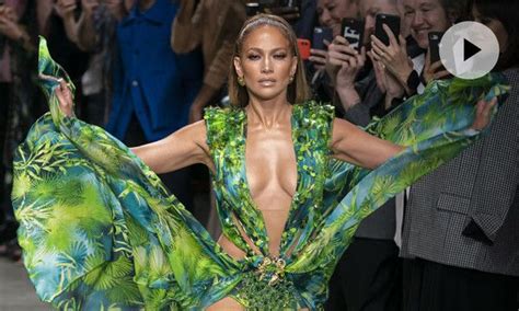 Revive El Hist Rico Desfile De Versace Que Jennifer Lopez Convirti En Fen Meno Viral Versace