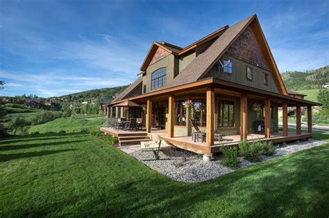 That's the article about farmhouse floor plans wrap around. 20 Homes With Beautiful Wrap-Around Porches - Housely | Craftsman house plans, Barn style house ...