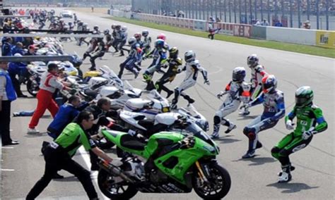 Une fille et trois garçons. 24 Heures Motos Circuit Bugatti LE MANS |Atelier du Loft ...