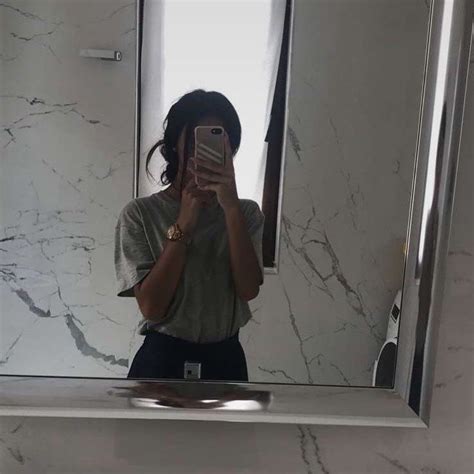 Pin By Feryel Ag On Girls Mirror Selfie Poses No Face Mirror Selfie