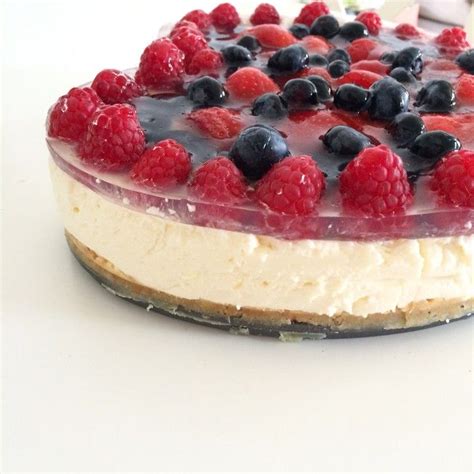 Maybe you would like to learn more about one of these? Joghurt-Sahnetorte mit frischen Früchten | Rezept in 2020 ...