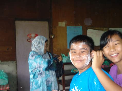 Keropok lekor dibuat dari isi ikan dan tepung ubi. comelmeme.blogspot.com: Gambar lawatan ke kilang keropok ...