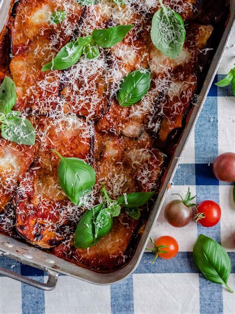 Melanzane Alla Parmigiana Med Aubergine Tomat Og Mozzarella