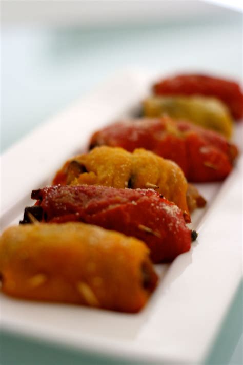 Cestini di radicchio con pere e zola. Antipasti veloci: involtini di peperoni vegani - Gocce di ...