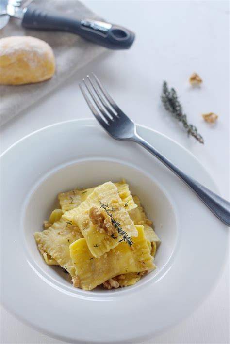 Nel frattempo in una padella fate sciogliere il burro, mettete le foglie di salvia, lavate e asciugate, e fatele rosolare a fuoco basso pochi minuti. Ravioli fatti in casa con ricotta e noci - Una ricetta ...