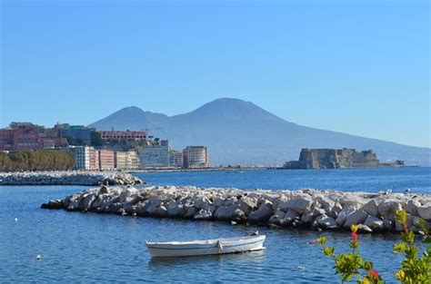 Il lungomare di napoli è decisamente incantevole con la meravigliosa vista sul vesuvio, molto piacevole la passeggiata. Via Caracciolo e Lungomare di Napoli (Naples) - All You Need to Know BEFORE You Go - Updated ...