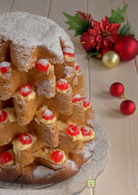 Follow the new episode of a queen in the kitchen and watch ale preparing crema di mascarpone (mascarpone cream), a typical milanese dessert made with mascarpone. Pandoro farcito, con crema al mascarpone con uova cotte