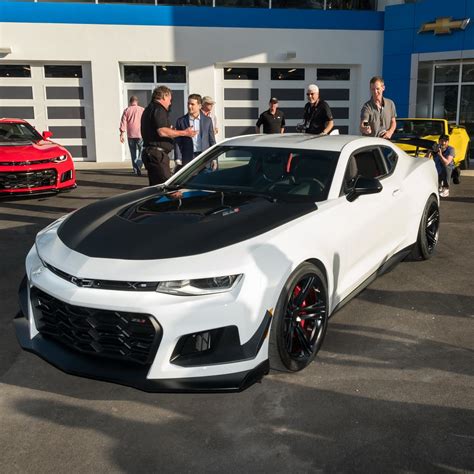 New 2018 Chevrolet Camaro Zl1 1le Puts On Its Tracksuit Types Cars