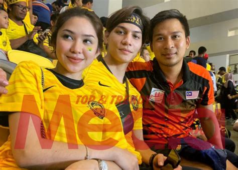 Ini jari yang betul nak pakai cincin merisik dan tunang. Ehem! Gadis Cantik Mana Duduk Sebelah Ikmal Amry Di Final ...