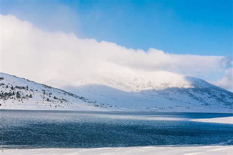 Lake During The Winter With Snowy Mountains Background Del