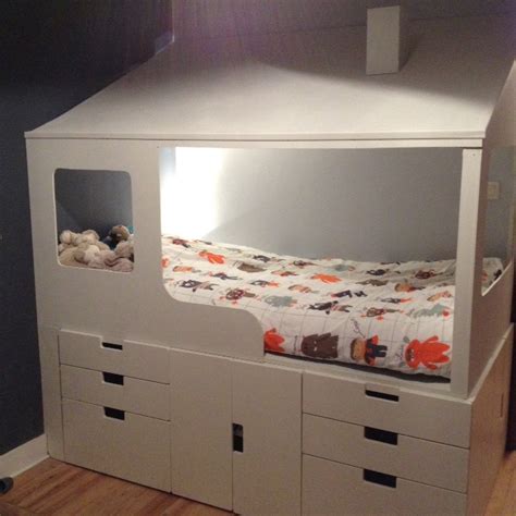 Votre fille a grandi et elle voudrait une chambre qui lui corresponde bien et qui puisse enfin répondre à tous ses besoins qui bien entendu changent au fil des années. 2 en 1 : Lit cabane enfant + rangements