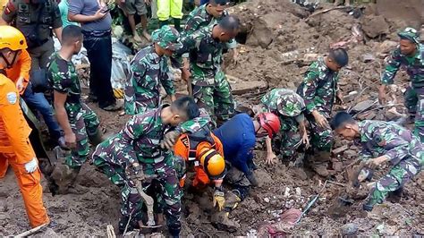 Death Toll From Indonesia S Flood Landslide Climbs To 68 Cgtn