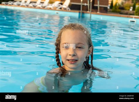 Mädchen In Pool Fotos Und Bildmaterial In Hoher Auflösung Alamy
