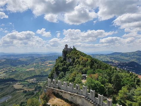 Ripóbblica d' san marein), also known as the most serene republic of san marino (italian: Saint-Marin : voyage aux portes du temps