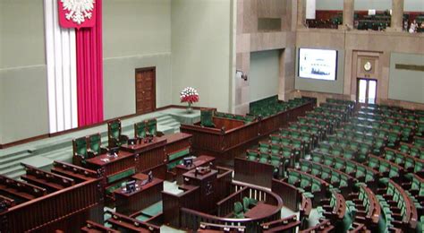 Marszałek senior odbiera ślubowanie senatorskie, przeprowadza także wybór marszałka senatu i. Pierwsze posiedzenie Sejmu i Senatu nowej kadencji. Co się ...