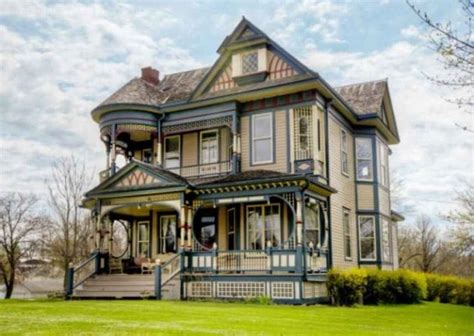16 Beautiful Victorian House Designs