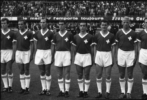 Le franc suisse est la devise pour la suisse (ch, che), et liechtenstein (li, lie). L'équipe suisse de football avant le match de préparation ...