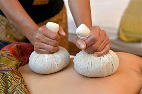 Massage Thaïlandais Aux Plantes Et Aux Herbes Aromatiques Siamspa