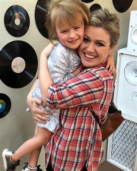 Kelly Clarkson And Daughter River Rose Are Twins In Cute Photos