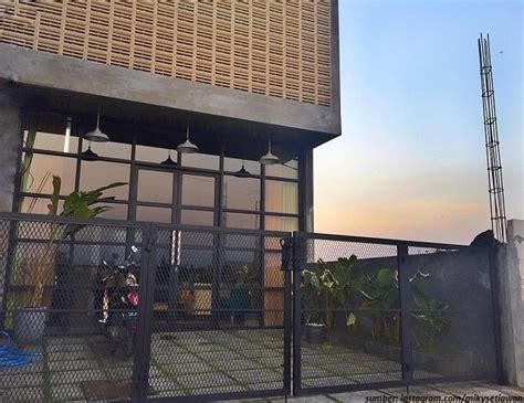 Desain rumah minimalis dewasa ini digandrungi berbagai kalangan. Contoh Rumah Berlahan Mungil Konsep Industrial. Penuh Kejutan!