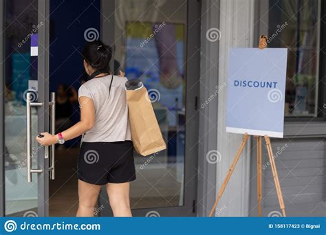 Mujer Desnuda Con Bolsas De Compras De Papel Entrando A La Tienda Foto De Archivo Editorial
