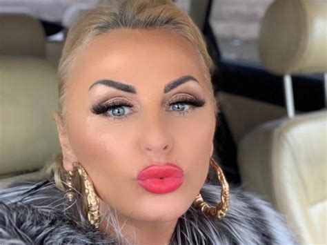 Dagmara kaźmierska ma wyraźnie krótsze włosy, a jej fryzura jest dużo bardziej elegancka niż wcześniej. Dagmara Kaźmierska z "Królowych życia" pozwana przez ...