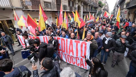 Duecento Persone Alla Manifestazione Contro Lo Stop Al Reddito Di