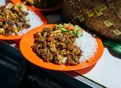 Nasi goreng khas di sini ialah nasi goreng gila. Nasi Goreng Gila Liem Dharmawangsa - Manual Jakarta