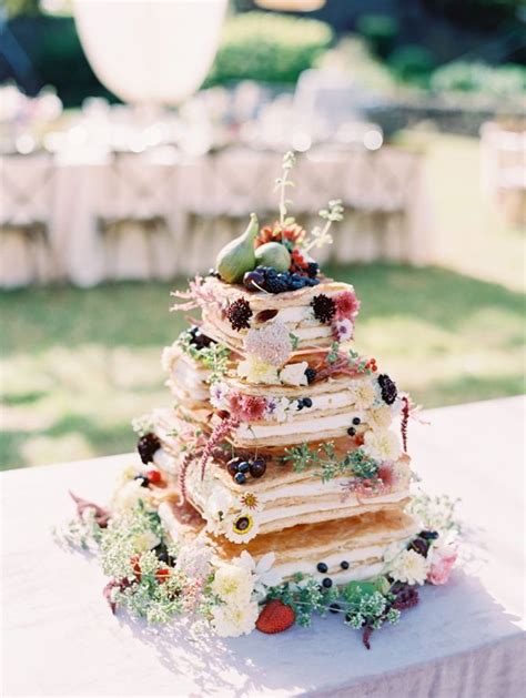 Dans cette formation elle vous apprendra à réaliser une pièce. Layered puff pastry Napolean wedding cake decorated with ...