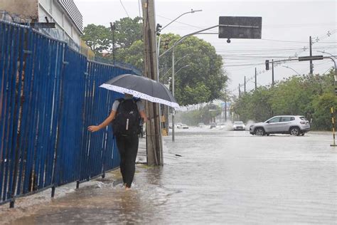 Previsão De Continuidade Das Chuvas Faz Com Sejam Ativados E Abertos Novos Abrigos No Recife
