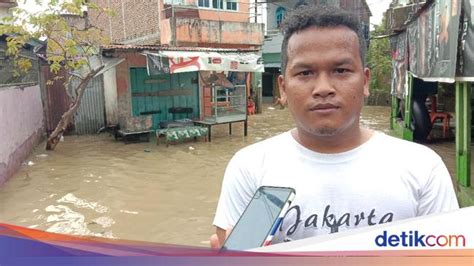 Banjir usai hujan deras sepanjang selasa (28/1) hingga rabu (29/1) mengakibatkan banjir yang merendam ribuan rumah di kota medan. Diguyur Hujan Semalaman, Permukiman di Medan Maimun ...