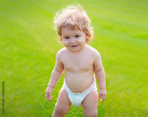 Foto De Little Baby In Diaper Playing In Nature On The Green Grass
