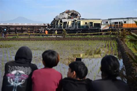 Fakta Fakta Kecelakaan Kereta Api Turangga Tabrakan Dengan Commuter Line Bandung Raya Di