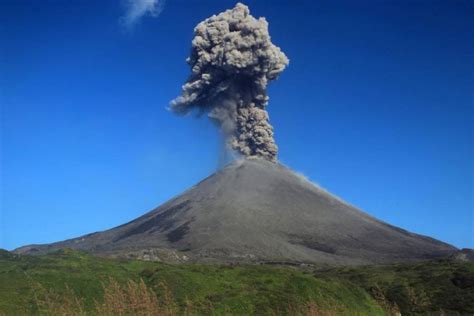 Volcano Photo Of The Week By Mlyvers Karymsky Volcano Erupts On The