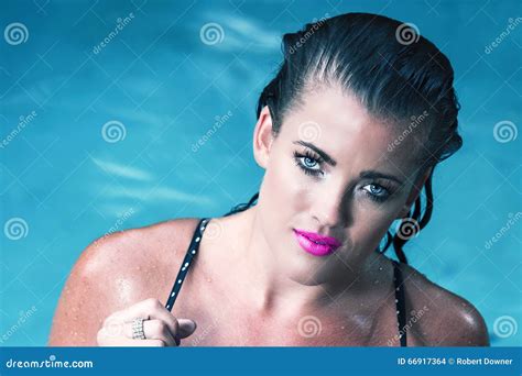 Weibliche Vorbildliche Aufstellung Im Bikini Stockfoto Bild Von Bikini Kaukasisch 66917364