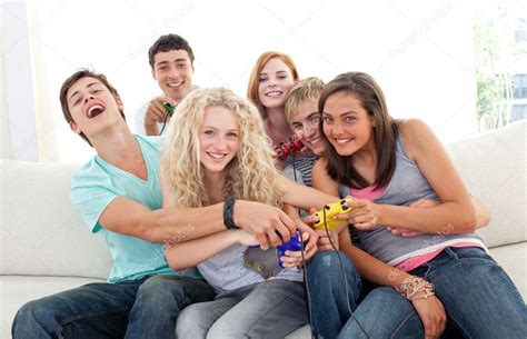 Adolescentes Jugando Videojuegos En La Sala De Estar Foto De Stock Wavebreakmedia