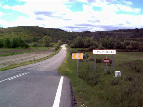 This is what the border between north korea and south korea looks like. Frontera Galicia/Portugal | Victoria Vázquez | Flickr